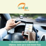 Un conducteur distrait regardant son téléphone, tandis que la route devient floue.